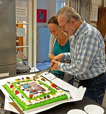 Marit de Mooij en René Sijnja snijden op 12 oktober 2019 de Pareltaart 2019 aan, niet wetende dat dit de laatste ‘Parel’ is voor de Vogelwijk, Bomen-,Heester-, Bloemen- en Vruchtenbuurt. Corona is de abrubte spelbreker en ‘Parels van Flora- en Faunawijken zijn tot dusver niet meer hervat. Maar...