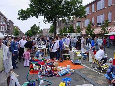 Vrijmarkt op de Thomsonlaan in 2003. Ook toen al veel publiek.