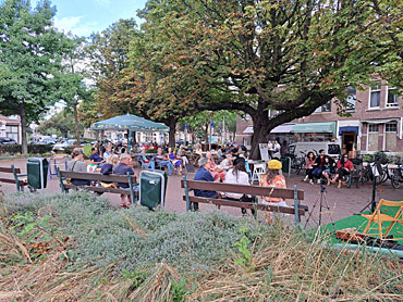 Het Valkenbosplein. Een potentieel trefpunt voor de wijde omgeving. De plannen voor de toekomst gaan ook in cultureel opzicht verder. Het Valkenbosplein. Een potentieel trefpunt voor de wijde omgeving. De plannen voor de toekomst gaan ook in cultureel opzicht verder.